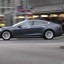 Elektroautos sind nicht leiser Tesla in der Stadt unterwegs