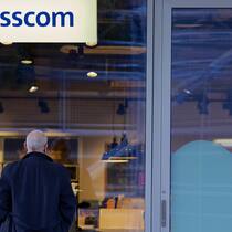 Wer nicht digital bezahlt, greift tiefer in die Tasche Im Swisscom Shop kann man ab Oktober Rechnungen zahlen