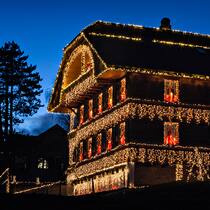 Die funkelnde Weihnachtsbeleuchtung und ihre Nörgler Beleuchteter Bauernhof in Uebeschi