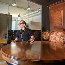 Die Vorteile des lokalen Arbeitens Mann am Tisch