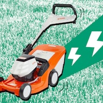 Akku-Rasenmäher im Test – viele fallen durch Ein Akku-Rasenmäher in oranger Farbe fährt über eine Wiese. Bei einem Vergleichstest schneidet der Akku-Rasenmäher RMA 443 C von Stihl am besten ab.
