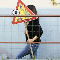 Bei Asbest wird gefährlich geschlampt Frau mit Verkehrsschild