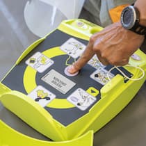 Kein Defibrillator im SBB-Zug Chefarzt Stefan Mueller zeigt einen inszenierten Notruf-Einsatz mit einem Defibrillator unter Anwendungder Defikarte in der Einsatzleitzentrale von Schutz und Rettung Zuerich, aufgenommen am Dienstag, 23. Maerz 2021 auf dem Flughafen in Zuerich. (KEYSTONE/Ennio Leanza)