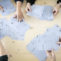 Warum der Favorit nicht immer die beste Wahl ist Stimmzettel auf Tisch bei Auszählung