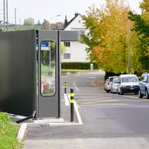 Die schrägste Haltestelle der Schweiz Steht schräg in der Landschaft: Bushaltestelle Asylstrasse in Männedorf