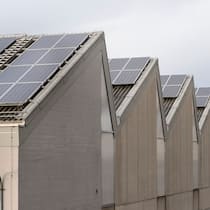 So zapfen wir die Sonne an Solarpanels auf dem Dach des SBB-Reparaturcenters in Zürich-Altstetten
