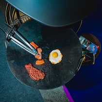 Von Kampfgrillern und Gärtnern mit Nagelscheren Impressionen von der Gartenmesse Giardina in Zürich: Ausstellungs-Grill mit Fake-Grillgut.