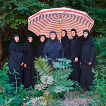 Schwester Antonia handelt mit Immobilien Schwester Antonia (Mitte) und die orthodoxen Schwestern von Les Sciernes d'Albeuve FR.