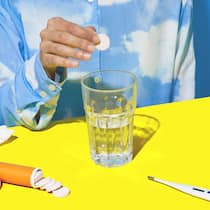 Erkältung, Grippe oder RSV – so unterscheiden Sie sie Eine Person wirft eine Brausetablette in ein Wasserglas. Oft werden sich Erkältung, Grippe und eine Infektion mit dem RS-Virus gleichgesetzt. Doch Symptome, Verlauf und Schwere der Erkrankungen unterscheiden sich