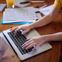 Dank Spenden entspannt an die Prüfung Studentin am Laptop - Nahaufnahme. Eine zielstrebige Lernende steht vor der Aufnahmeprüfung für die Berufsmittelschule. Die Familie kann die Kosten für den nötigen Vorbereitungskurs nicht tragen. SOS Beobachter springt ein.