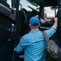 Chauffeur will den Chef schonen – und verliert 25’000 Franken LKW-Fahrer von hinten (Symbolbild) - Ein Chauffeur hat monatelang auf seinen Lohn gewartet. Weil er sich mit seinem Chef gut verstand, wollte er ihn nicht betreiben. Das rächt sich: Nach dem Konkurs der Firma lässt ihn auch die Arbeitslosenkasse hängen