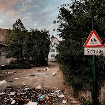 «Der Krieg legt alles, was man liebt, in Schutt und Asche» Schulzone in der Schweiz mit Schutt im Vordergrund und Explosion im Hintergrund. Maksym Kolisnichenko zeigt eine kriegsversehrte Schweiz in seinem Kunstprojekt.