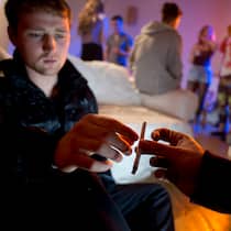 Mein Kind doch nicht! Ein Jugendlicher auf einer Party nimmt einen Joint entgegen.