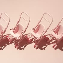 Statt Kinderwagen gabs Ärger Künstlerische Ansicht auf rosa Kinderwagen.