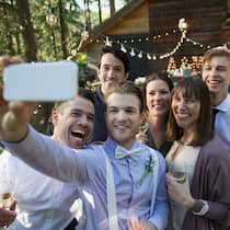 Cousin heiratet – gibt es trotzdem Lohn? Hochzeitsgäste machen ein Selfie von sich