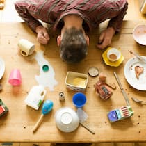 Der Partner nervt – was kann ich tun? Chaos am Frühstückstisch.