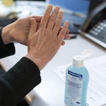 Rechtliche Fragen zum Coronavirus Coronavirus: Frau desinfiziert Hände