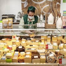 Wie der Krieg ein fettes Geschäft ausbremst Eine Käsetheke in einem Laden in Russland