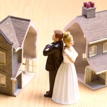 Gehört mir das ganz oder nur teilweise? Gespaltenes Haus mit Paar