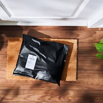 Gefällt mir nicht, also zurück damit? Ein kleines Paket in schwarzer Folie liegt auf dem Fussabtreter vor einer Haustür. Wie sieht es mit dem Rückgaberecht von bestellten Sendungen aus, wenn man etwas aus einem Online-Shop im Ausland bestellt hat.