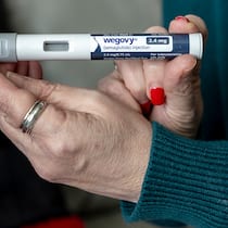 Abnehmspritze – zahlt die Krankenkasse? Eine Frau hält den Wegovy-Pen in der Hand. In welchen Fällen die Krankenkasse die Kosten für die Abnehmspritze übernimmt.