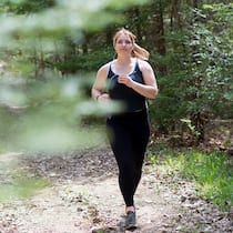Diese fünf Jogging-Regeln machen Anfänger schneller fit Frau joggt im Wald - Wer mit dem Laufen anfangen will, braucht nicht viel: Ein Paar Laufschuhe und etwas Motivation reichen. 5 Tipps für einen erfolgreichen Start