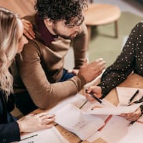 Warum selbst gut verdienende Haushalte pleite sind Zwei Frauen und ein Mann diskutieren Finanzdokumente – Drei Millionen Steuerpflichtige in der Schweiz haben kaum oder gar kein Vermögen. Steigende Fixkosten und unerwartete Ereignisse bringen viele Haushalte unter Druck. Wie erleben Sie das? Diskutieren Sie mit.