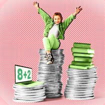 So lange müssen Eltern ihr volljähriges Kind unterstützen Jugendliche sitzt auf einem Stapel Geldmünzen - Ein Kind muss bis zur Vollendung der Erstausbildung finanziert werden, besagt das Gesetz. Was aber als Erstausbildung zählt, ist nicht klar definiert