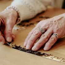 Wie eine 72-Jährige mit einem Brocki-Puzzle neue Kraft findet Eine 72-jährige Seniorin findet mit einem Brocki-Puzzle neue Kraft.