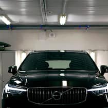 «Mein Auto steht schon so lange rum, dass sich Wespen eingenistet haben» Volvo XC60 in einer Garage (Symbolbild) - Seit einem halben Jahr steht das Auto eines Beobachter-Lesers in der Garage. Grund: ein defekter Hybrid-Akku – und massive Lieferprobleme bei Volvo