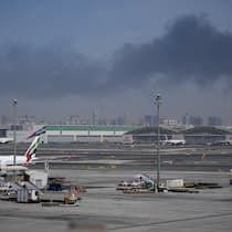 Soll ich meinen Flug wegen des Iran-Kriegs absagen? Rauch über Flughafen in Dubai, 1. März 2026 - Ich habe für April einen Flug nach Südkorea mit Zwischenstopp in Katar gebucht. Mir ist nicht wohl bei der Sache. Kann ich jetzt annullieren