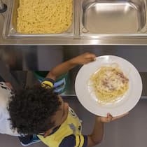 Ist ein Kita-Essen mehr als nur eine Mahlzeit? Kinder an einer Essensausgabe - 90 Franken für den Mittagstisch von drei Kindern: Für diesen Betrag könne man in Luzern gut auswärts zu Mittag essen, hiess es in einem Beobachter-Newsletter. Eine Leserin kritisiert das nun. Wie sehen Sie das? Diskutieren Sie in der Kommentarspalte mit