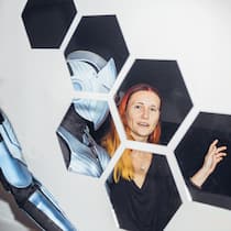 … wie denkt man sich Spiele wie «Arschlochkind» aus? Die Luzernerin Angela Vögtli hat sich ganz dem Spielen verschrieben. Weil sie die klassischen Gesellschaftsspiele langweilen, erfindet sie selber welche. Deren Merkmal: Schwarzer Humor. Portraits von Angela Vögtli und Einblicke in das Gameorama in …