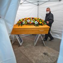 Kein Schutz für Betagte Sarg in provisorischem Zelt in Carouge (27. November 2020)