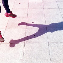 Mit diesen drei Fähigkeiten haben die Kinder heute Probleme Schatten eines Kindes, das den Hampelmann macht - Erziehung ändert sich von Generation zu Generation. Das ist gut so. Aber nicht nur. Denn es gibt wichtige Fähigkeiten, die Kinder heutzutage nicht mehr automatisch erlernen