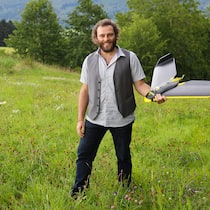 Drohnen im Einsatz für Wald und Wild Adrian Meyer mit einer Drohne in der Hand.