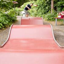 Einlochen mit dem Minigolf-Weltmeister Minigolf mit Beat Wartenweiler