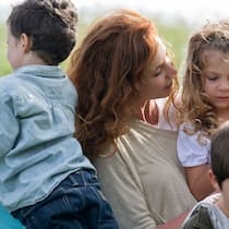 Moderne Familienmodelle sollen profitieren Lebenspartner spielen mit Kindern aus früherer Beziehung