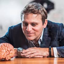 «Wir wollen den ‹Brain-Code› knacken» Pascal Kaufmann betrachtet das Plastikmodell eines Hirns