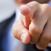 «Raus, aber sofort!» Mann zeigt mit Zeigfinger auf Gegenüber