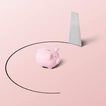 Und plötzlich ist das Geld weg Ein pinkes Sparschwein steht auf einer rosa Oberfläche. Von unten sägt ein Fuchsschwanz das Sparschwein auf einer kreisrunden Fläche aus.