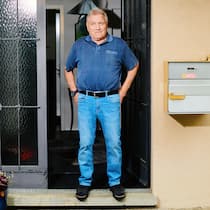 Plötzlich eine absurd hohe Stromrechnung Anton Herren steht im Eingang seines Einfamilienhauses. Ein Einfamilienhausbesitzer in der Region Bern verbraucht angeblich viermal so viel Strom wie bisher. Warum das so ist, weiss keiner. Doch der Energieversorger BKW gibt sich kompromisslos.
