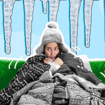 Die Heizung ist kaputt – das können Sie tun Eine junge Frau sitzt frierend auf dem Sofa ihrer Wohnung, eingepackt mit Decken, Wollpullover und Mütze. Was können Mieterinnen und Mieter tun, wenn die Heizung nicht funktioniert oder nicht genügend warm wird?