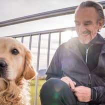 Verrückt, wie sehr sich Hund und Herrchen ähneln Patrick Frey und Golden Retriever Mila – Menschen und ihre Hunde sind sich verwandt – optisch und charakterlich. Wir prüfen bei bekannten Leuten, ob das auch bei ihnen zutrifft