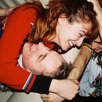 Warum andere Menschen uns so gut tun Drei Frauen umarmen sich lachend. Wie man Freundschaft findet und pflegt.