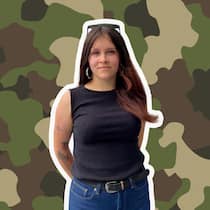 Warum diese 24-Jährige in die RS einrückt Pierina posiert mit hinter dem Rücken verschränkten Armen für ein Foto.