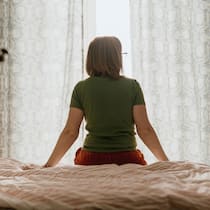 Gericht zwingt geschiedene Aargauerin in Billigjobs Frau sitzt auf Bett, schaut aus dem Fenster - Eine Frau hat sich fast zwei Jahrzehnte um Haus und Kinder gekümmert. Unterhalt bekommt sie nach der Scheidung aber nur sechs Monate lang