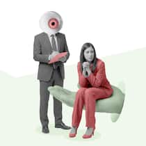 Zur Not dürfen Sie ungeniert lügen Eine Frau in rotem Anzug sitzt auf einer Hand, daneben steht ein Mann mit Augen-Kopf und schreibt etwas auf. Auf welche Fragen im Bewerbungsgespräch man mit einer Notlüge antworten darf.