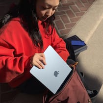 Welche Laptops im Test überzeugen – die Rangliste Lifestyle Aufnahme MacBook Air, Pressebild zu MacBook Air M4