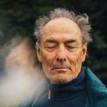 «Meditieren kann furchtbar langweilig sein» Samuel Theiler beim Meditieren: Hausen am Albis 26.09.2025 Beobachter Magazin Spezial «Sich Gutes tun» 22/2025 «Meditieren für Anfänger» Samuel Theiler, fotografiert am 26.09.2025 in Hausen am Albis. © Samuel Schalch